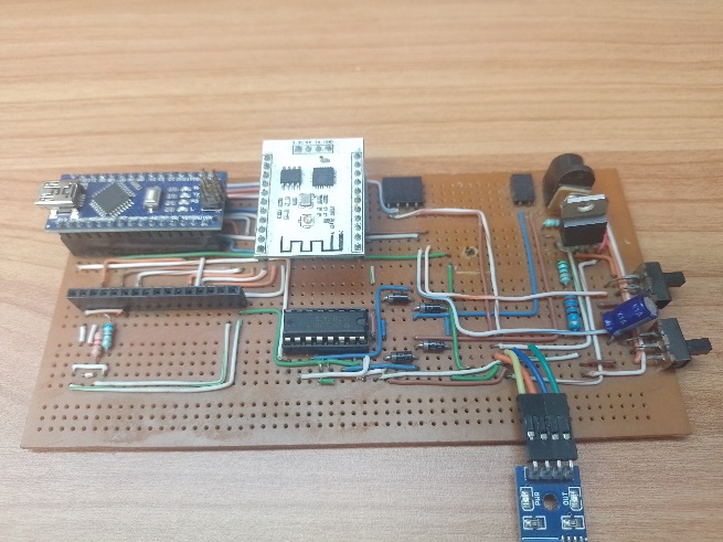 Conexión
del dispositivo electrónico para el cuidado de una planta de ornato.